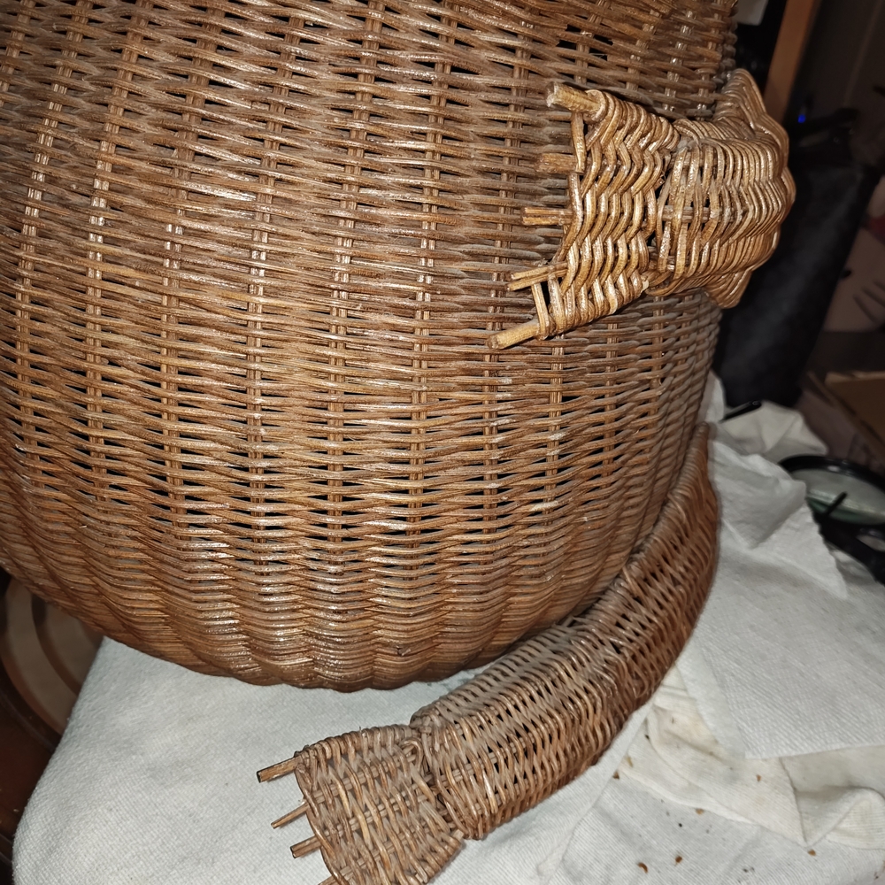 Vintage MCM Wicker Frog Basket - Picture 5 of 10